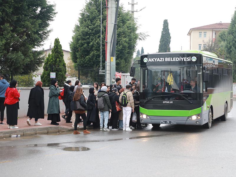 Akyazı’da üniversite öğrencilerine ücretsiz ulaşım başladı 